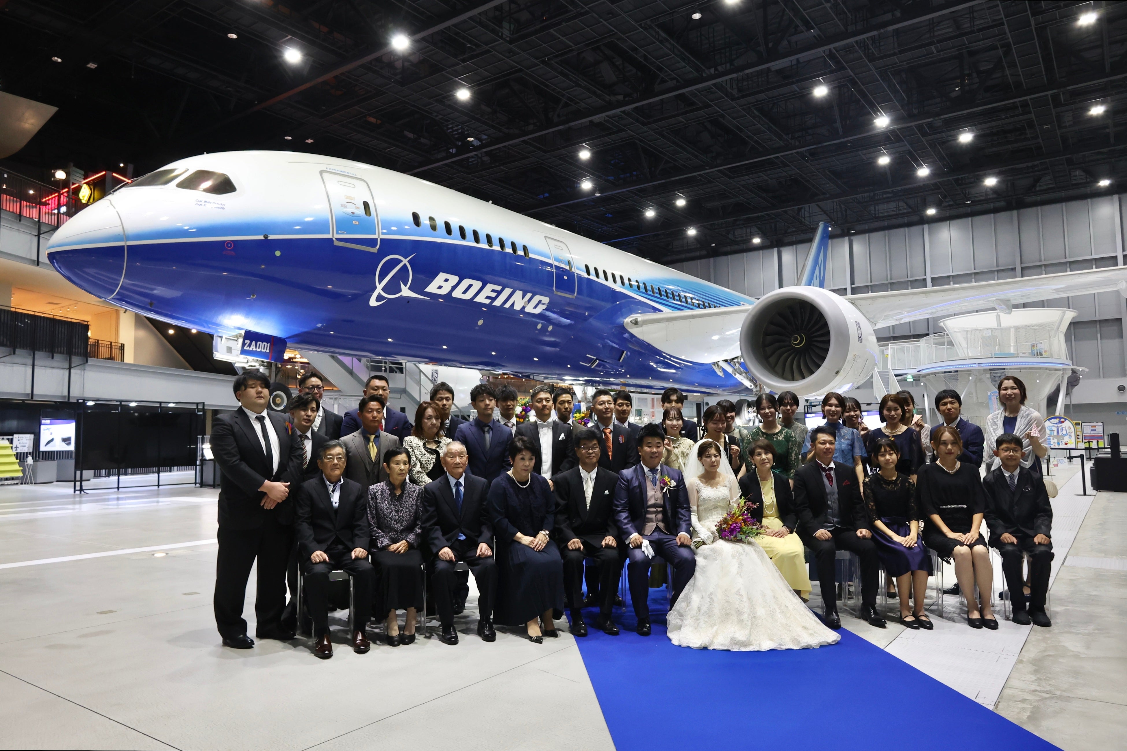 挙式終了後にはボーイング787初号機を背景に列席者との記念撮影も