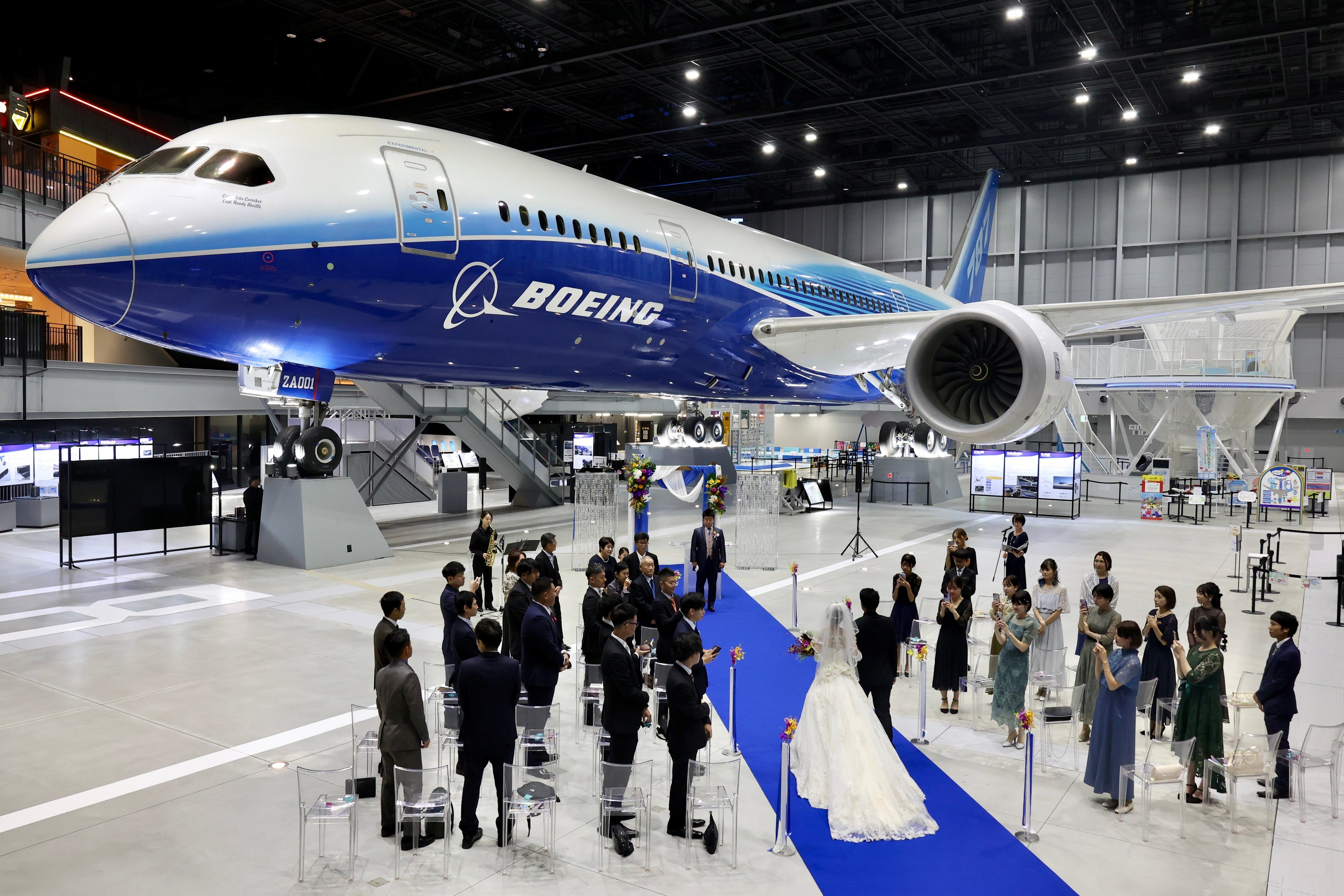 ボーイング787初号機まで伸びるバージンロードを歩いて入場