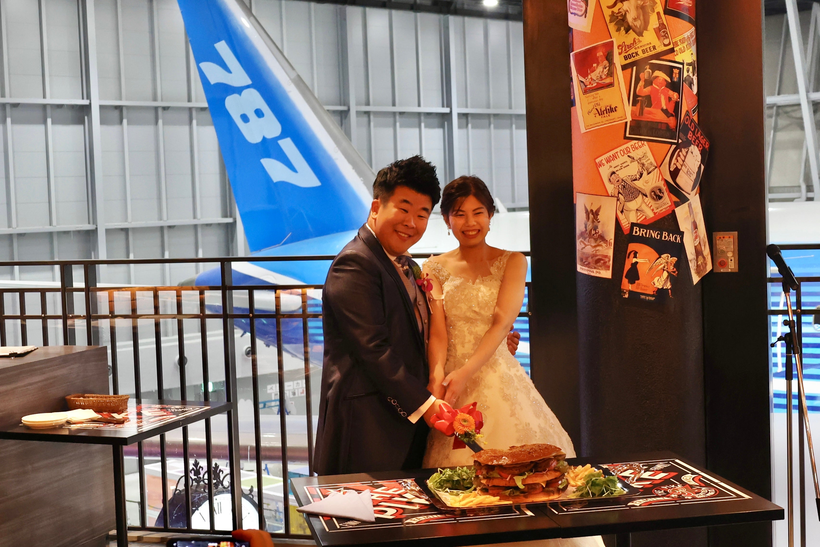 THE PIKE BREWING RESTAURANT & CRAFT BEER BAR特製「メガバーガー」に入刀