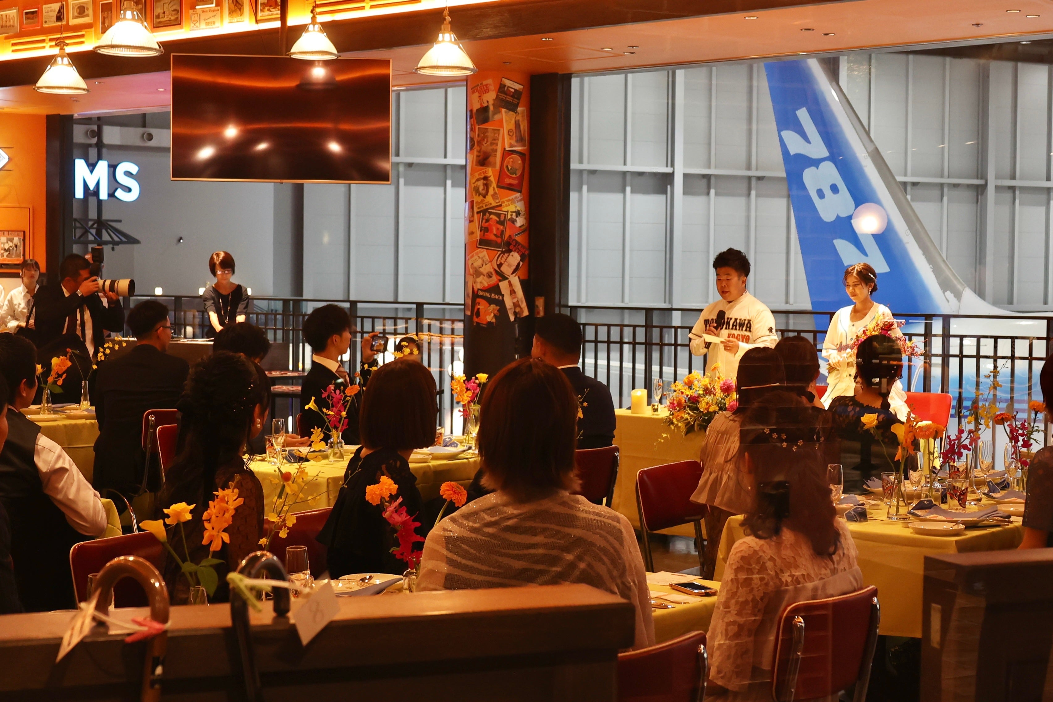 ボーイング787初号機の尾翼を見ながらの披露宴