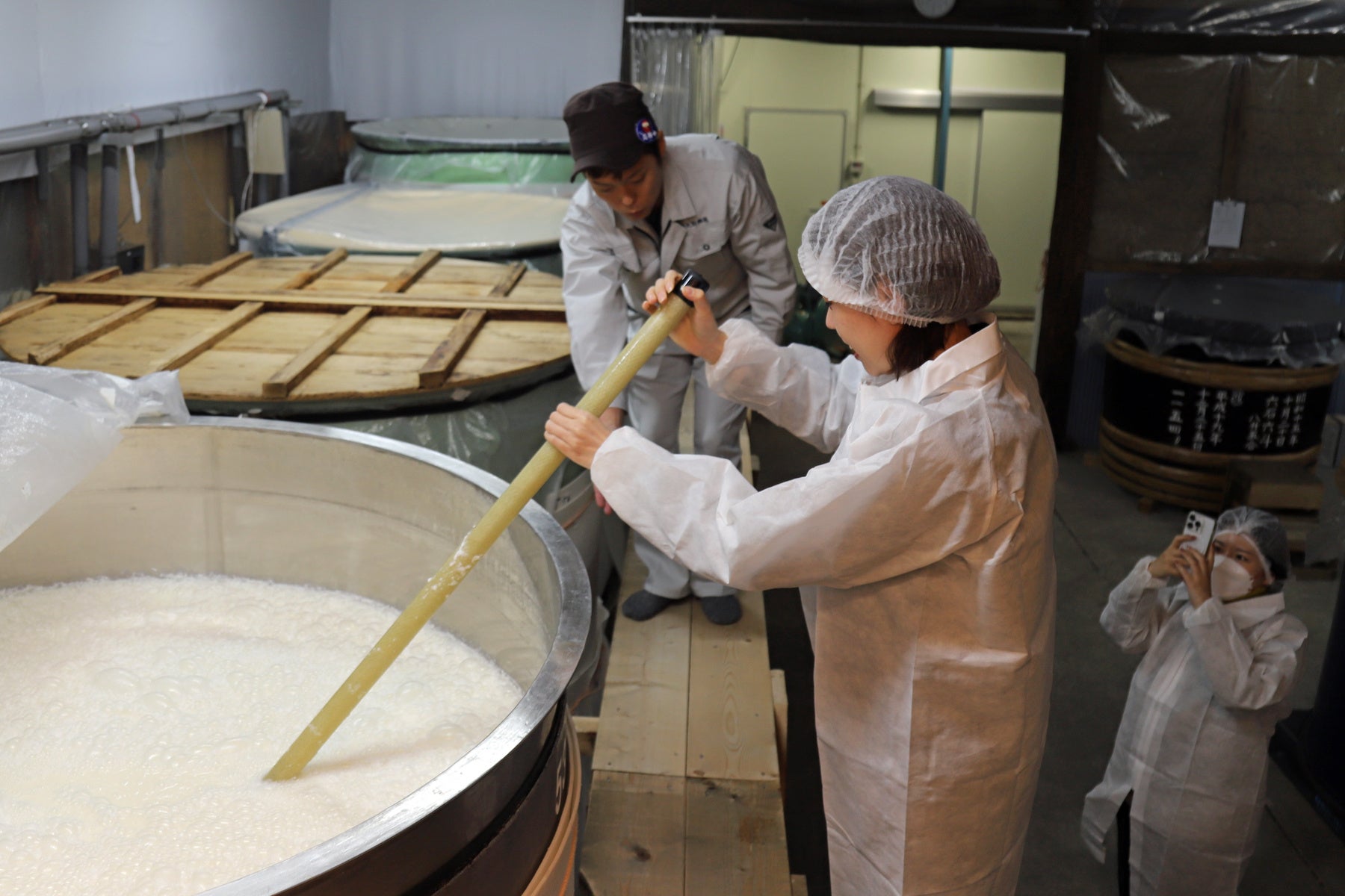 製造過程の一つである「櫂入れ」(酒母や醪をかき回す作業)も体験させていただきました。