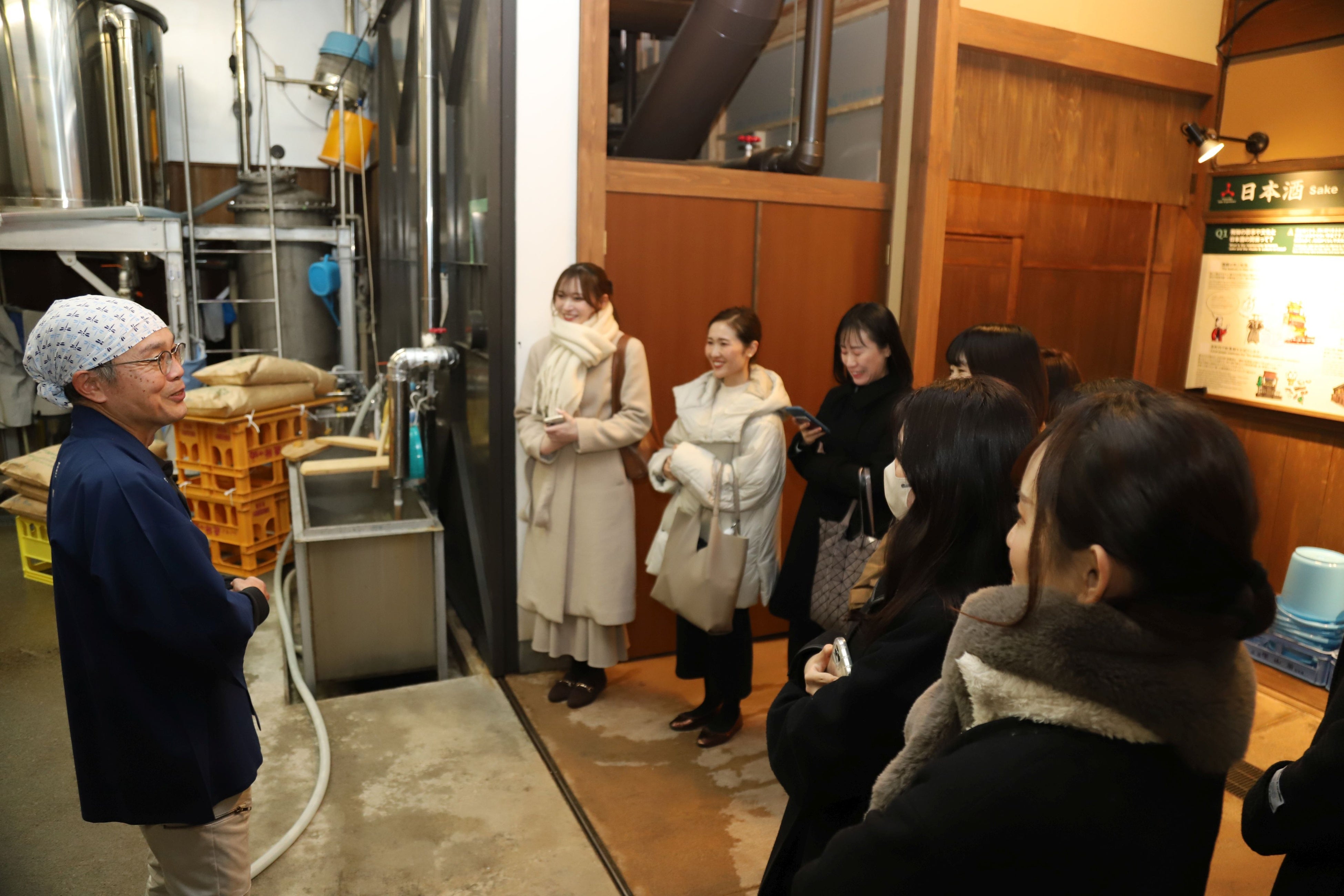 杜氏の平岡誠治さん（写真左）に製造過程を案内していただきました。