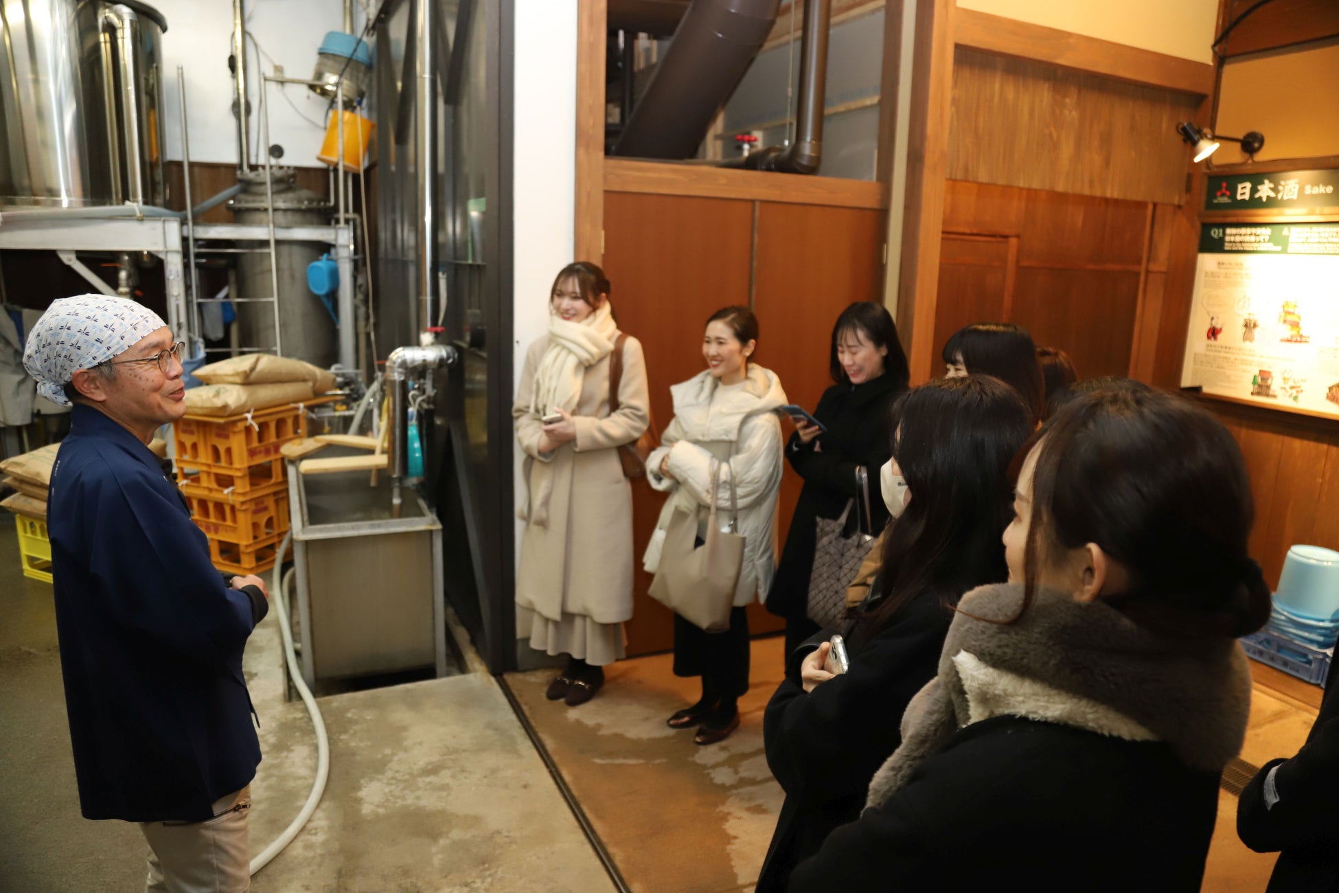杜氏の平岡誠治さん(写真左)に製造過程を案内していただきました。