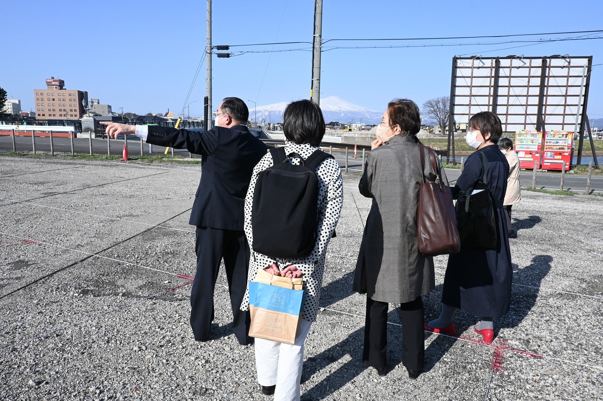 仮設機材工業西村社長より検討者へ方角などの説明