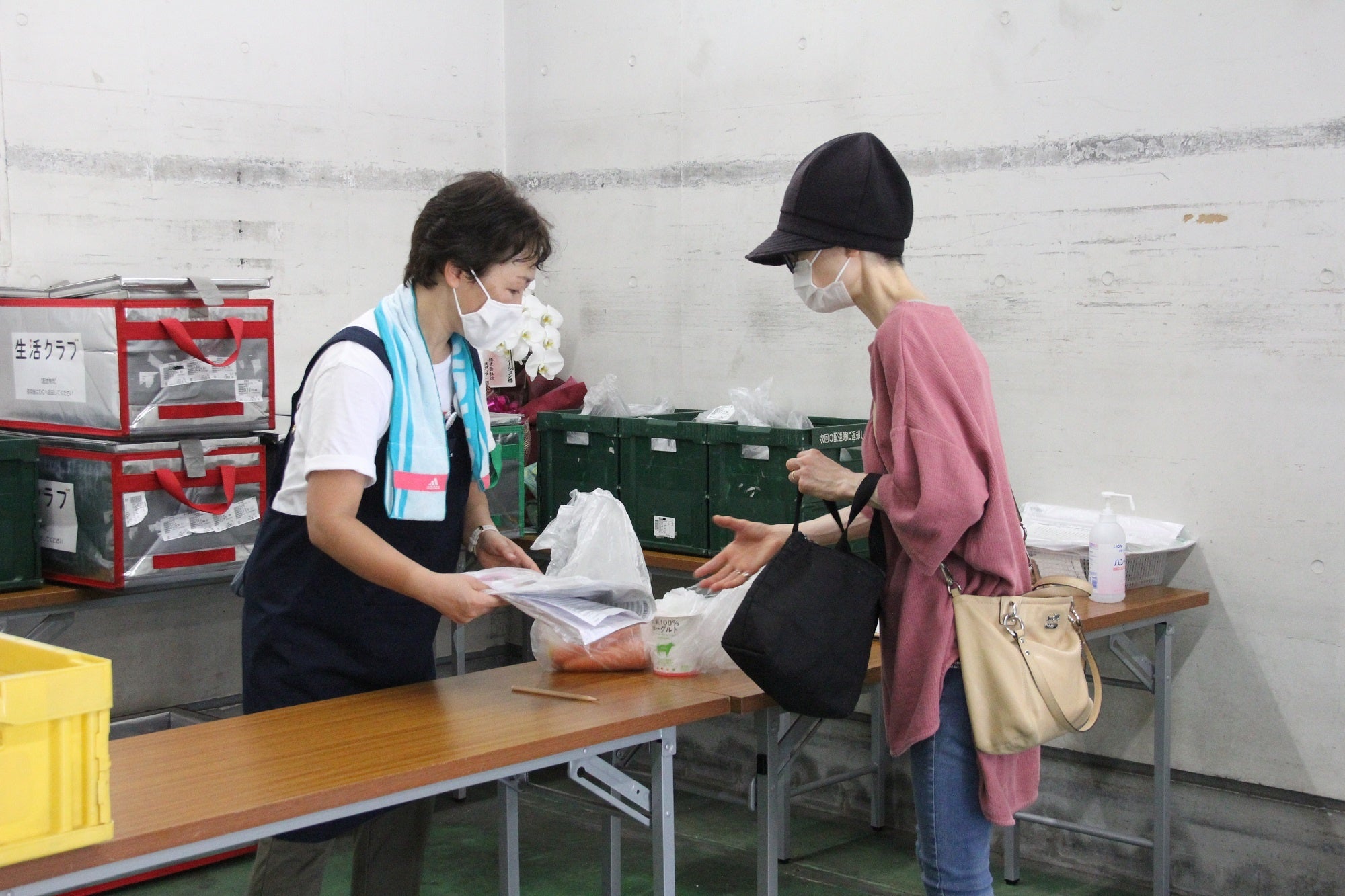 生活クラブステーション相模原（相模原市中央区相生）注文品受け取りの様子