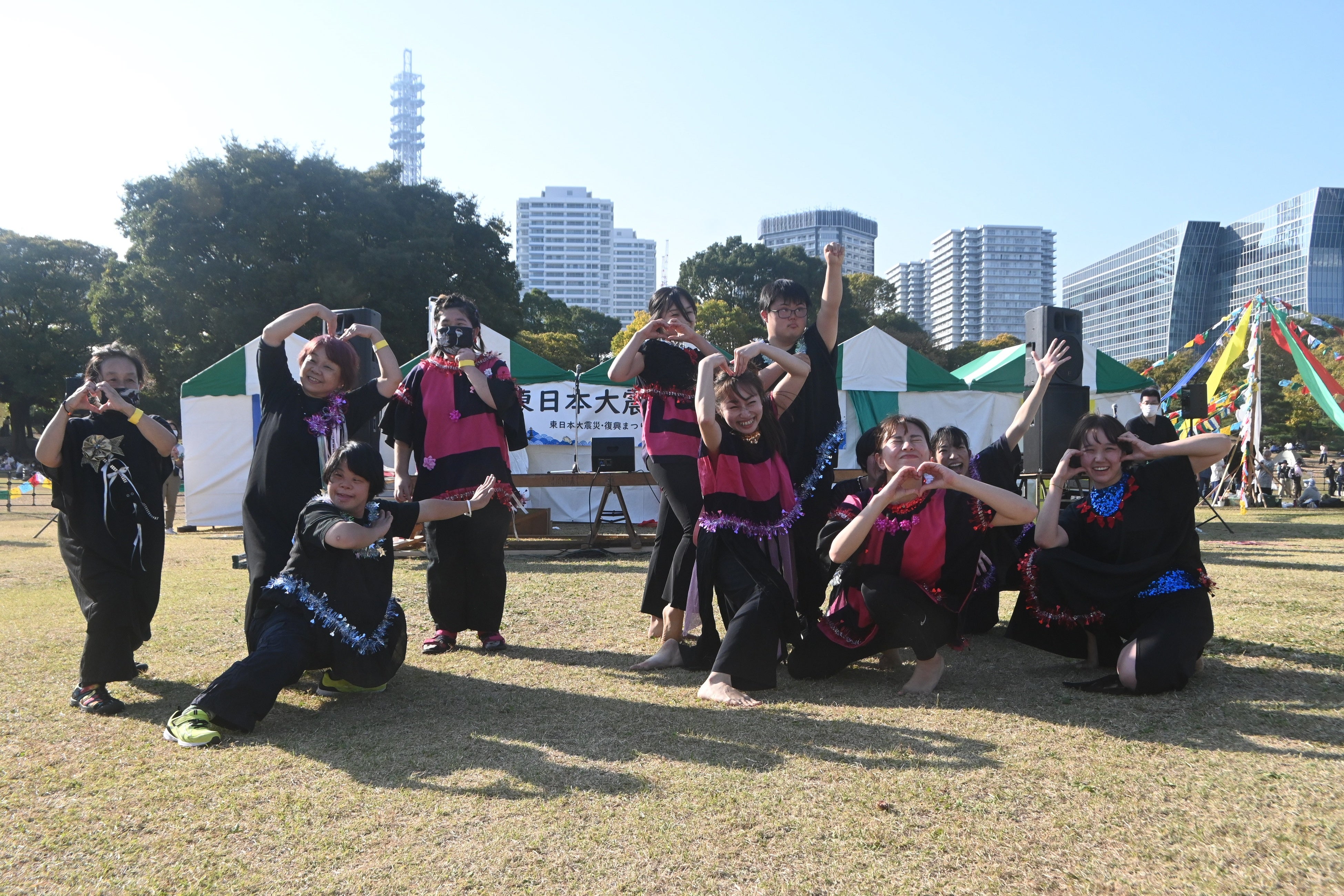 障がいのある人とダンスを楽しむ『スタジオきのこ』は、会場の子どもたちとも即興ダンスで盛り上がりました。