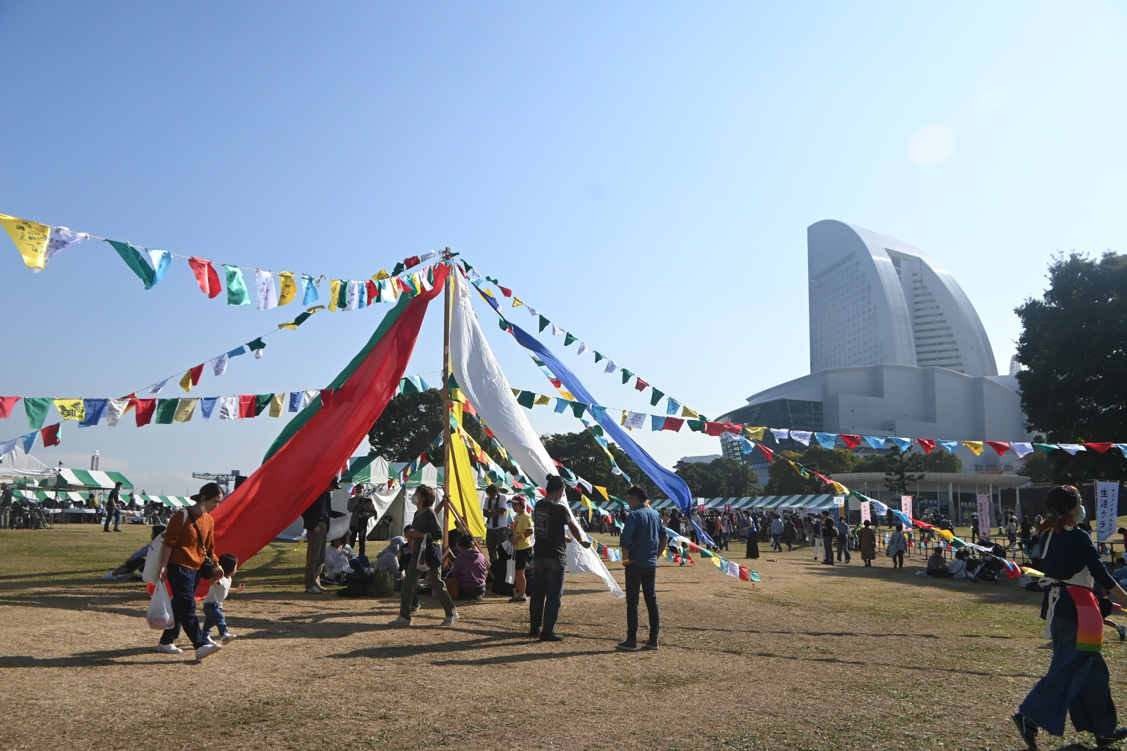 よく晴れたみなとみらいでの開催となりました。 カラフルな旗には、復興への思いやメッセージが書かれています。