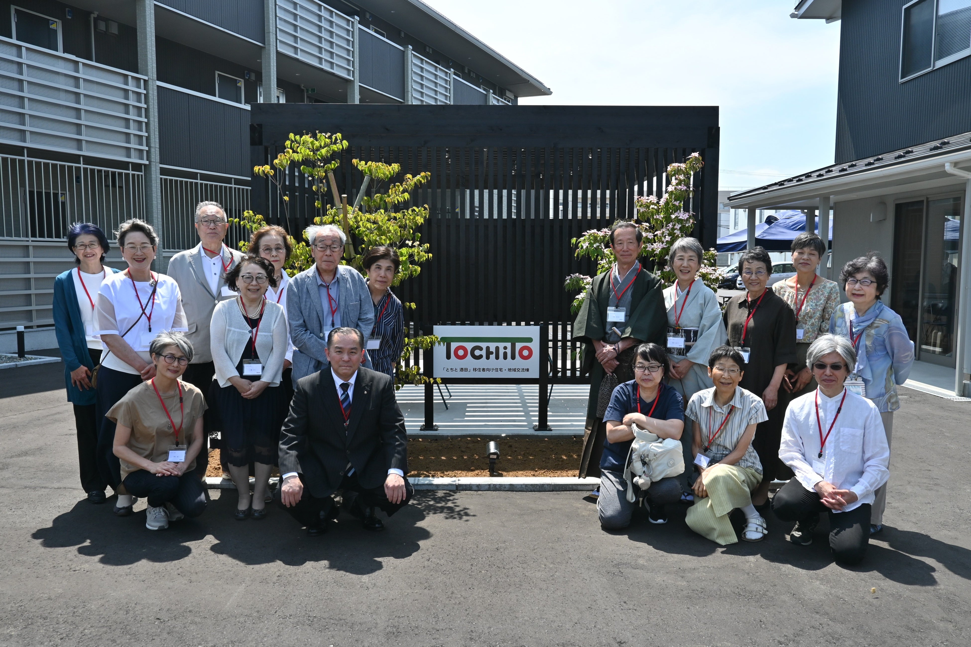 居住棟への入居者と、建設事業者・仮設機材工業の西村社長