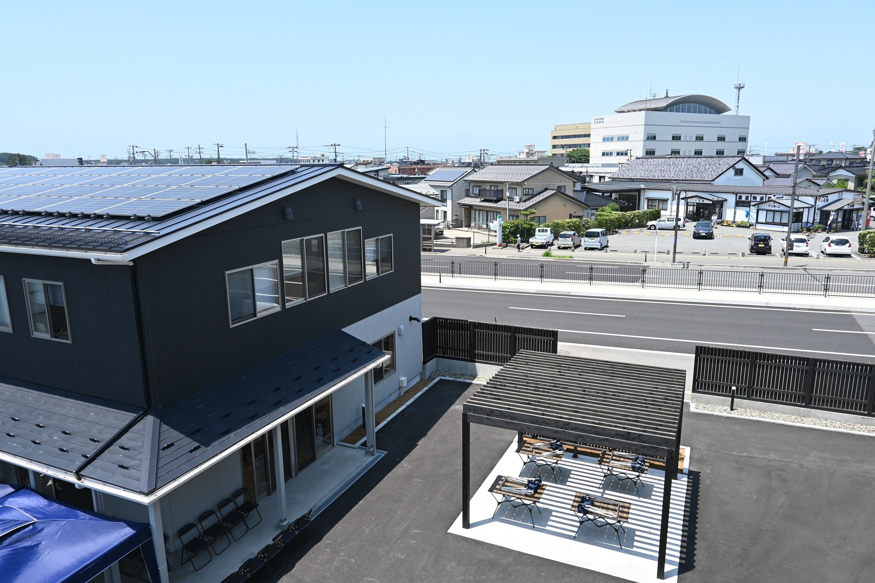 TOCO3階からは交流棟と奥に山居倉庫が臨めます