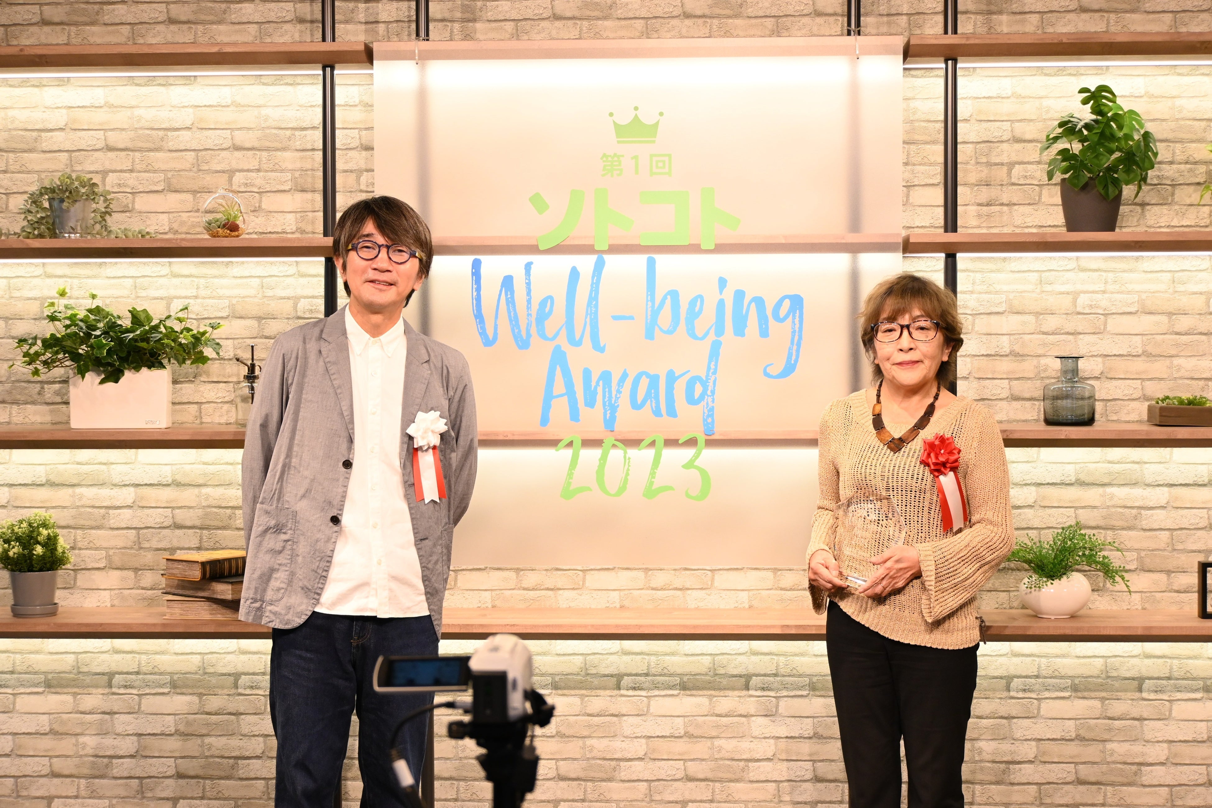 左：審査員長・ソトコト編集長 指出一正氏、右：生活クラブ連合会 顧問 伊藤由理子