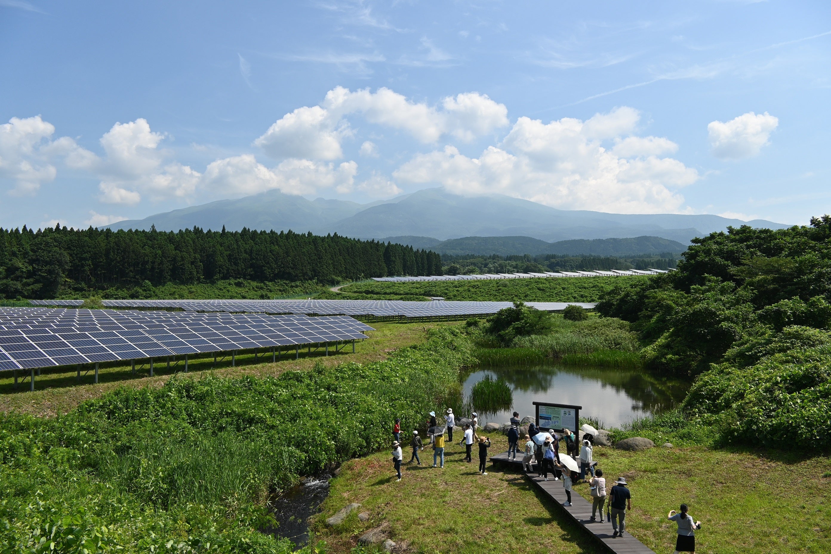 鳥海山麓の「庄内・遊佐太陽光発電所」