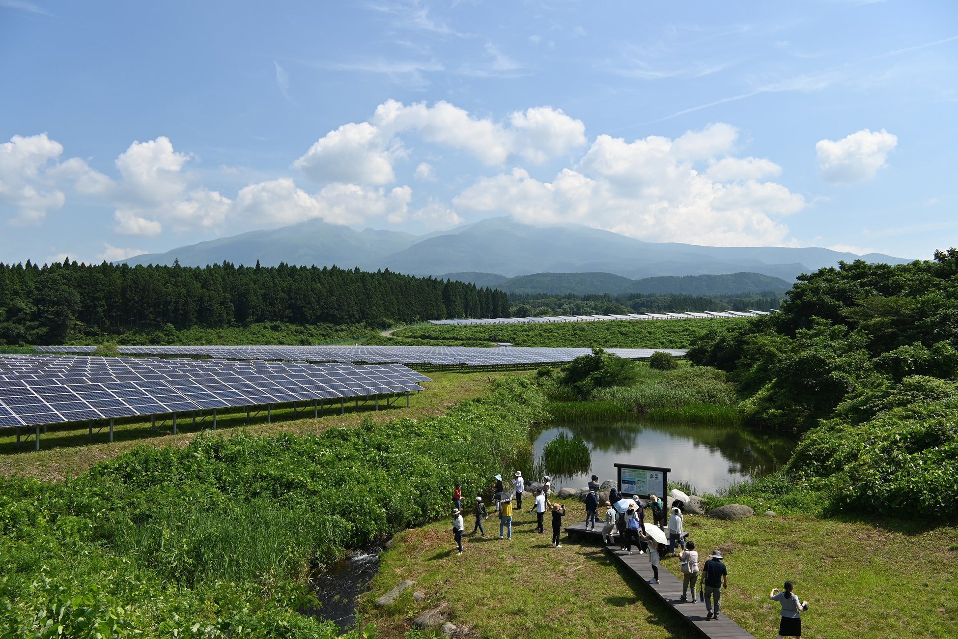 鳥海山麓の「庄内・遊佐太陽光発電所」