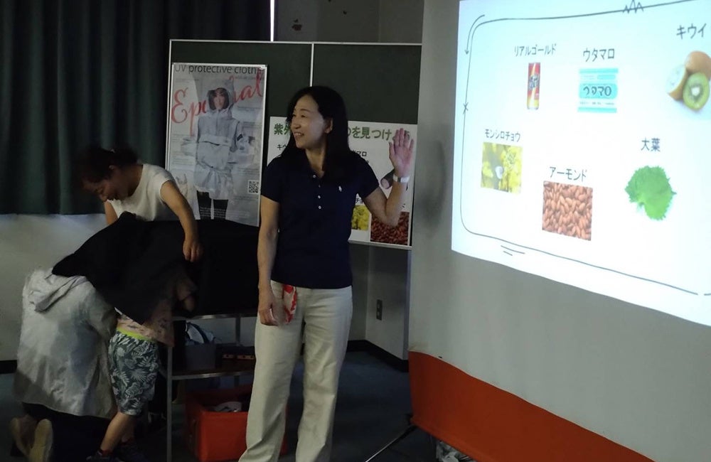 暗幕の中でブラックライト実験　何が一番光ってる？