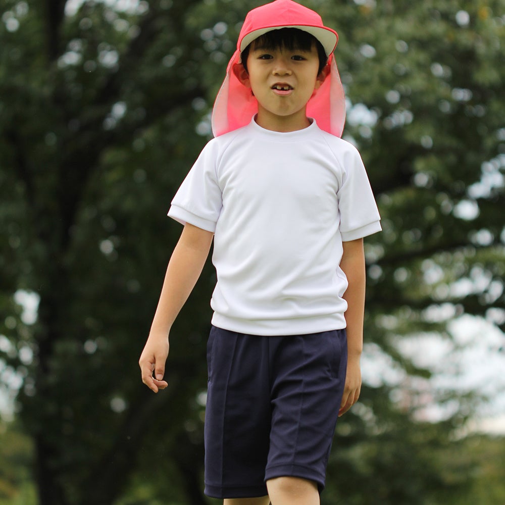 見た目はシンプルでも、UVカット率99%以上の体操服上下、さらにUVカットフラップ帽子