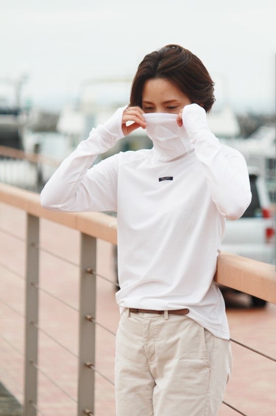 顔も隠せるUVカットハイネックTシャツ