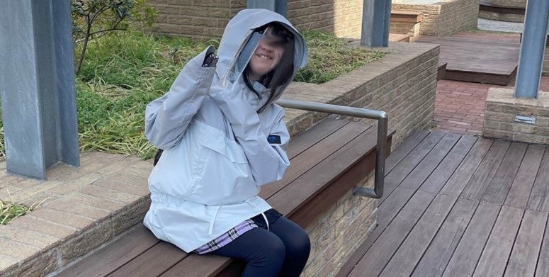 寄贈したUV防護服使用中