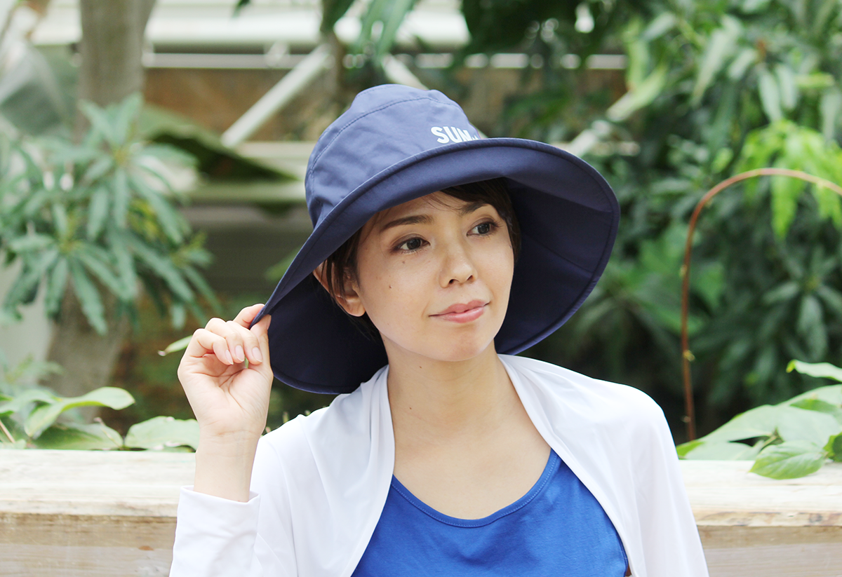 つばの広さは１０cm