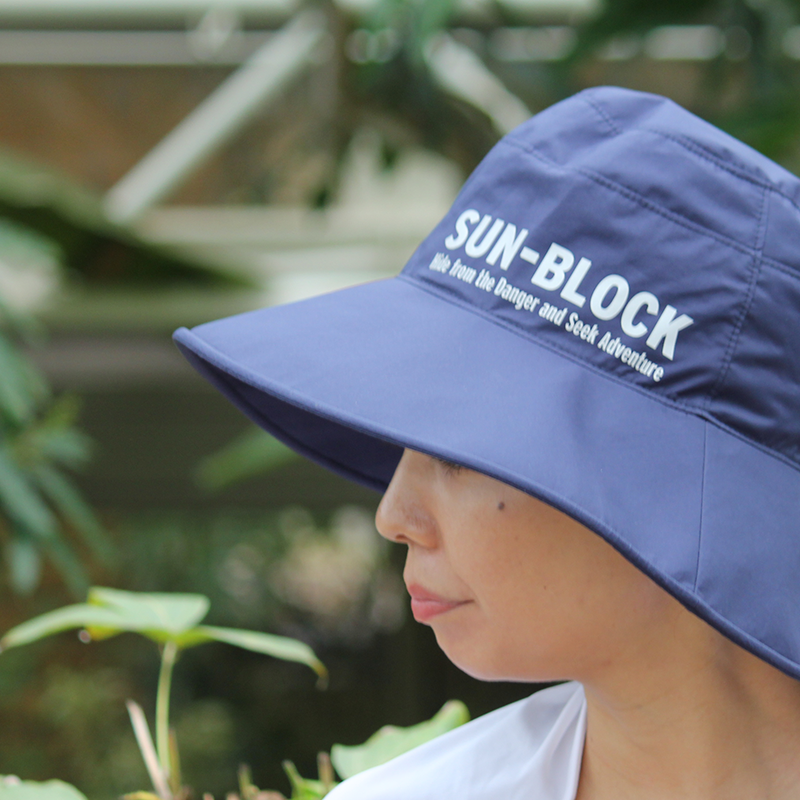 つばの長さは１０cm