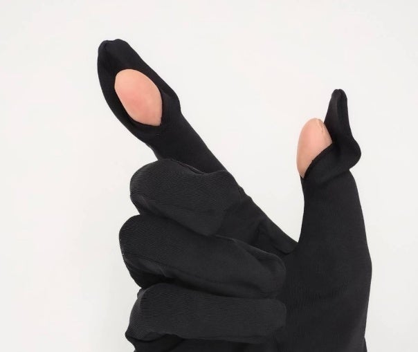 指穴は縦に開いています