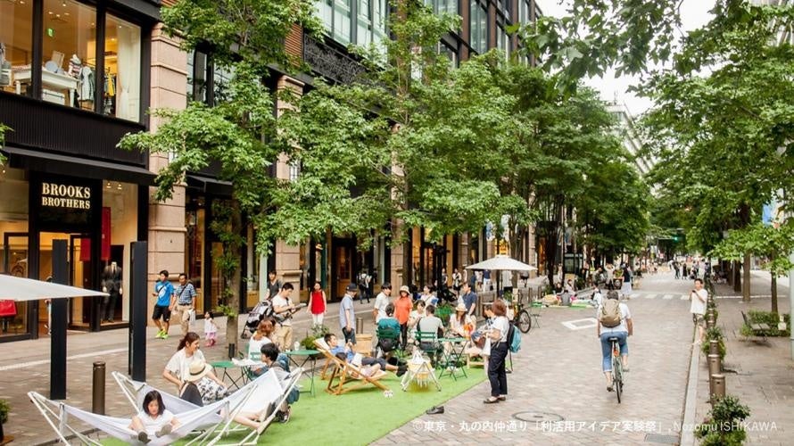 ハンモックに寝っ転がって、スマートフォンを見たり、本を読んだりする様子