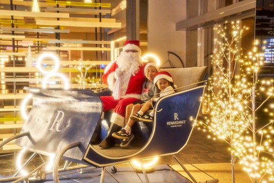 沖縄・恩納村【サンタと一緒に☆記念撮影】高さ13mのバブルツリー、イルカのイルミネーション、夢のキャンディハウス etc. 沖縄・恩納村【サンタと一緒に☆記念撮影】高さ13mのバブルツリー、イルカのイルミネーション、夢のキャンディハウス etc.