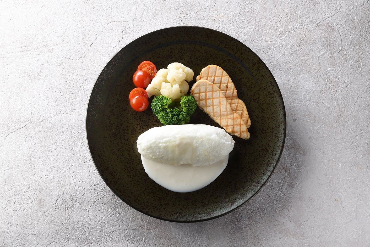 朝食（ホワイトオムレツと鶏むね肉のグリル）