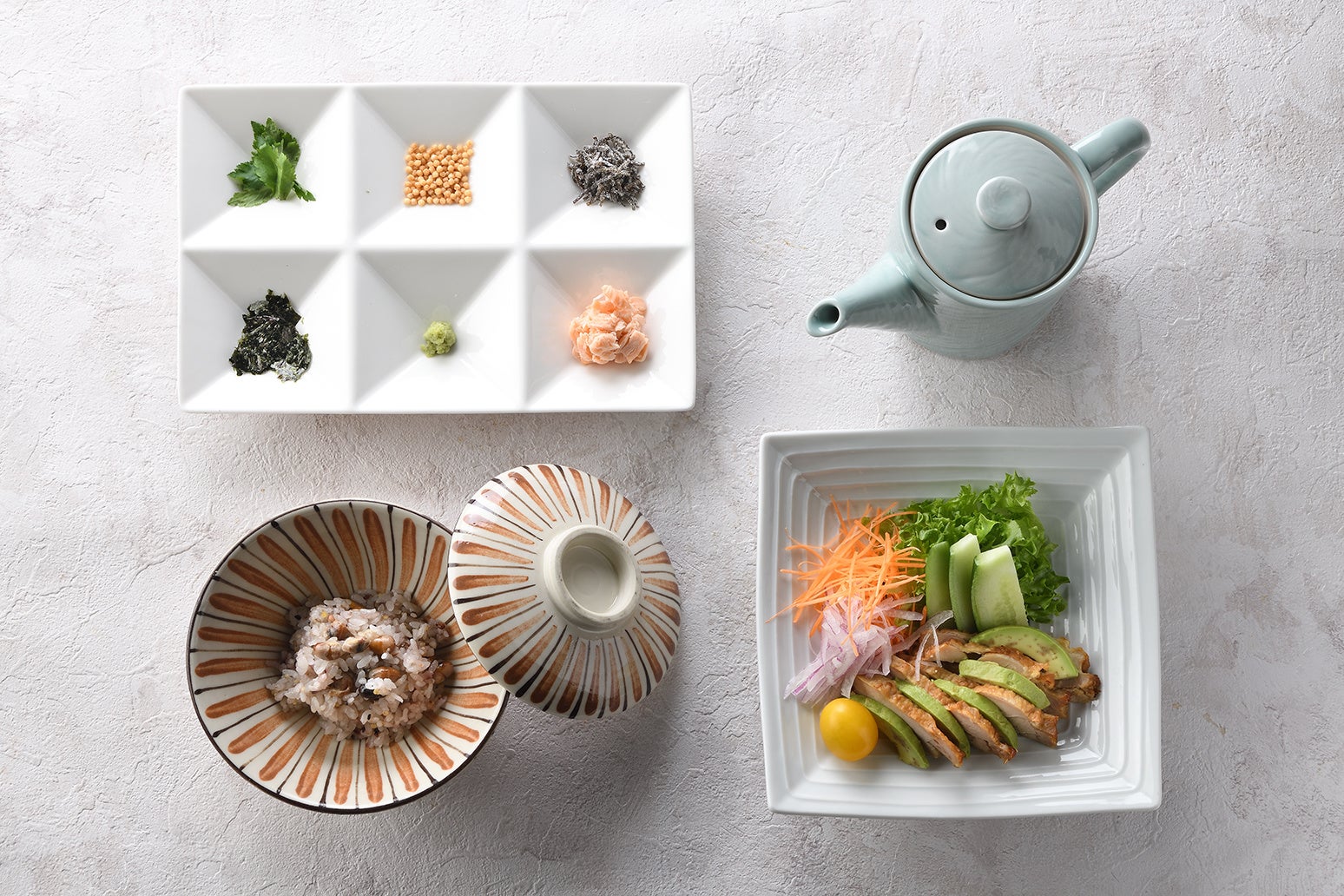 朝食（塩鮭のお茶漬けと鶏肉とアボカドのサラダ）