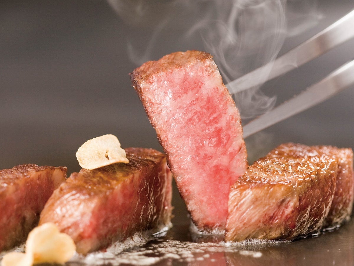 肉料理は黒毛和牛の鉄板焼きを ご用意いたします。