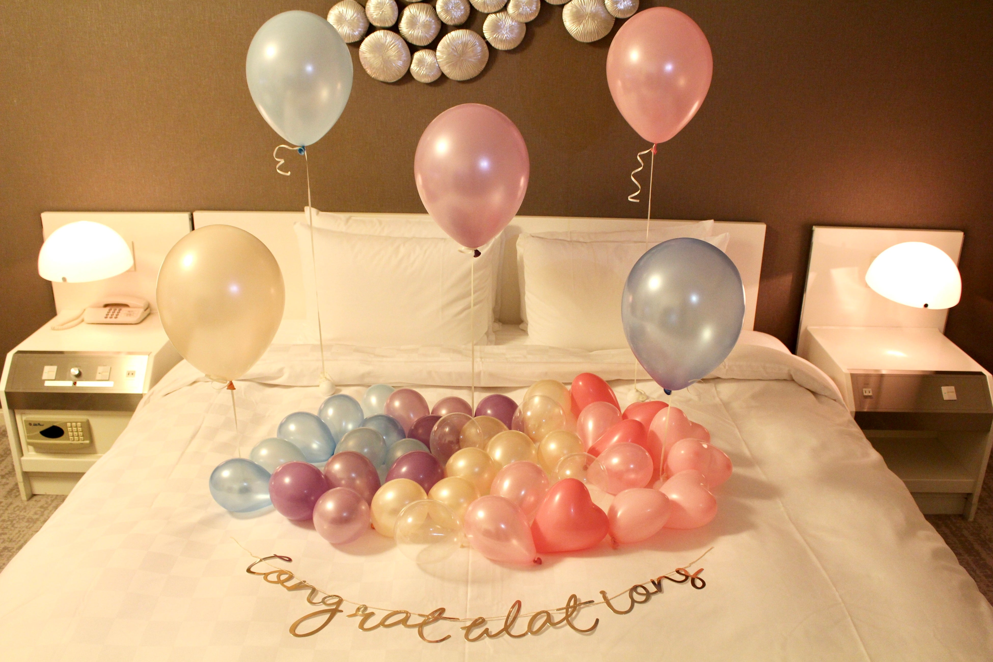 カラフルなバルーンで装飾された客室で記念撮影も