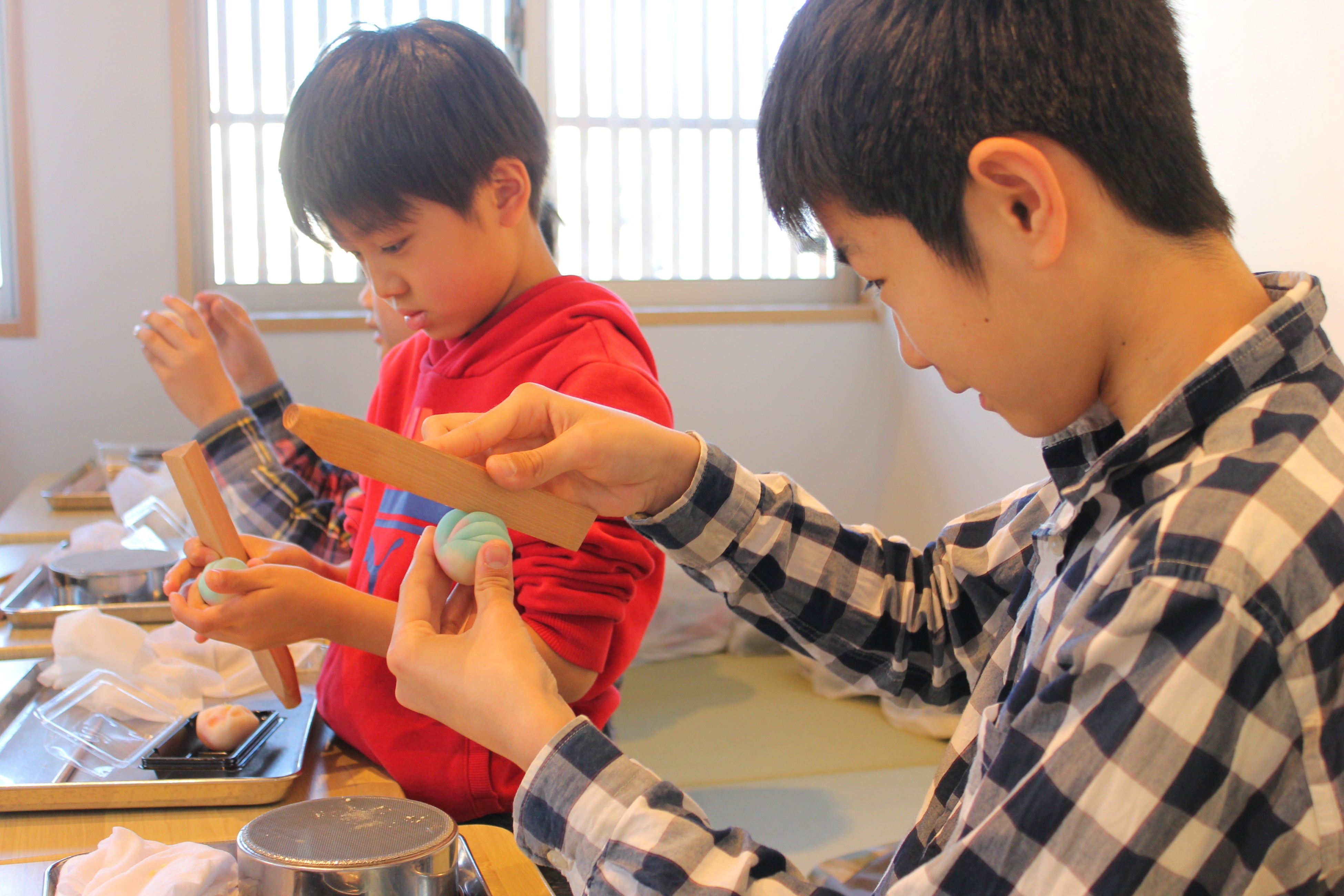 「龜屋kashichi」での練り切り作り体験の様子