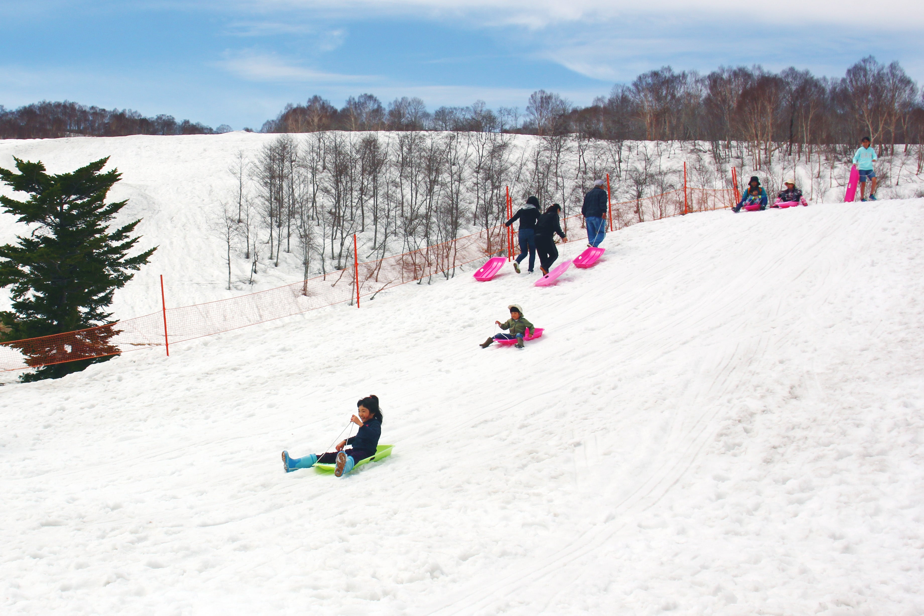 春にそり遊び（山頂駅付近）