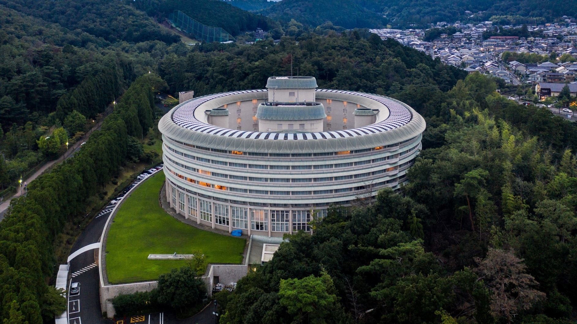 都会の喧騒から離れた、洛北の自然に溶け込むように 佇むザ・プリンス京都宝ヶ池