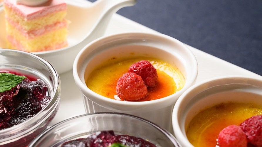 北海道牛乳のクリームブリュレラズベリー添え