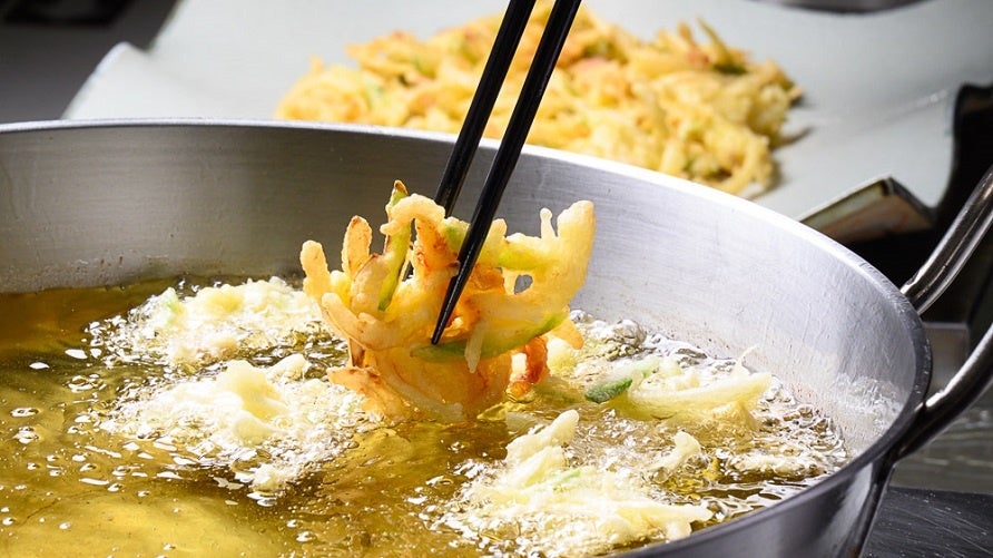 日高産北寄貝と北海道産アスパラと玉ねぎのかき揚げ