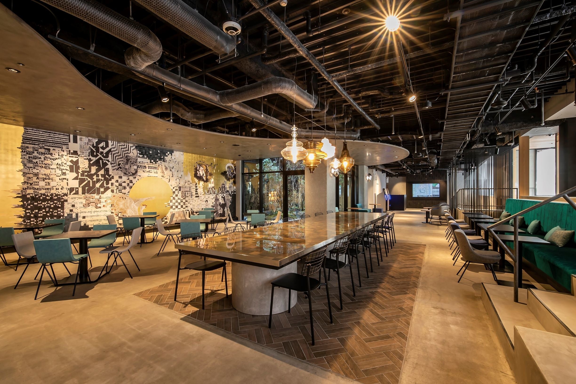 レストランスペースに設置したビッグテーブル