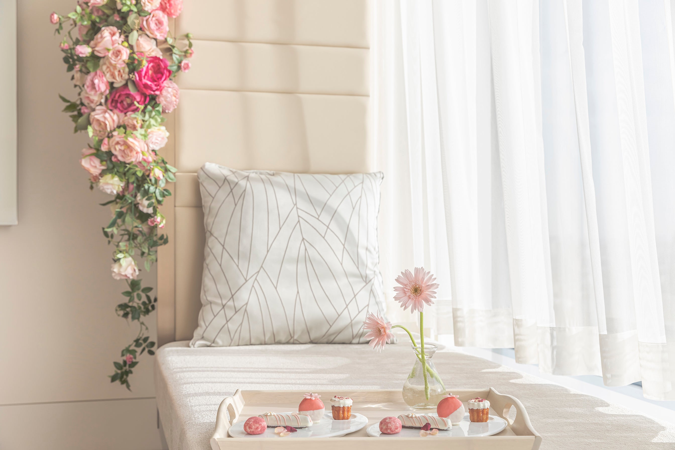 ローズのフラワーアートとスイーツ イメージ（ザ・プリンスギャラリー 東京紀尾井町）