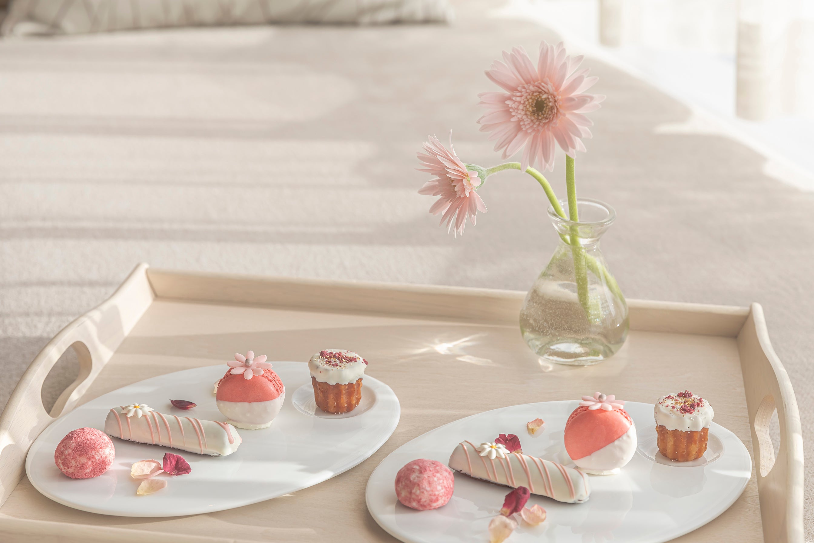 ウェルカムスイーツと季節のフラワー イメージ（ザ・プリンスギャラリー 東京紀尾井町）