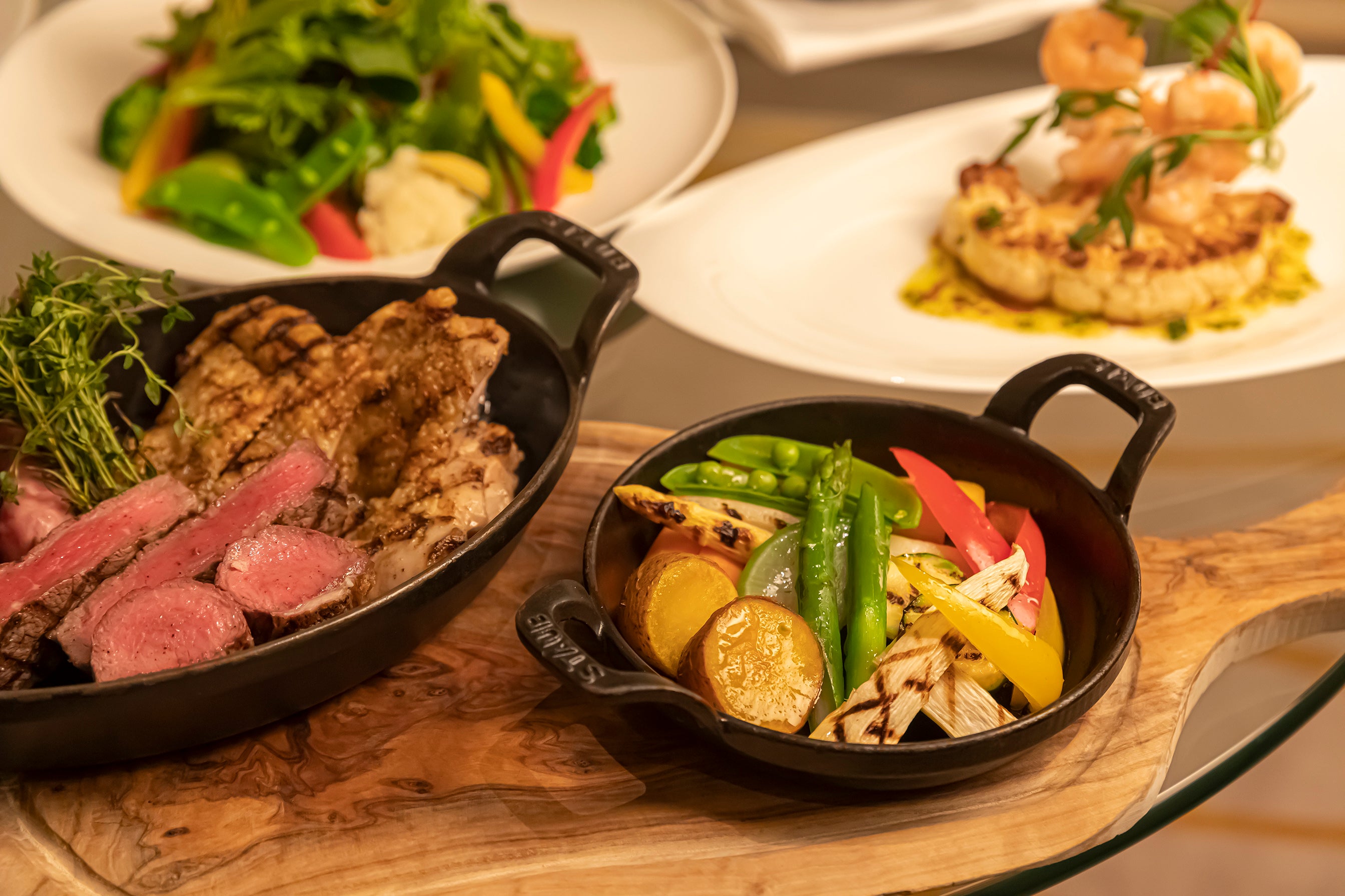 カラフル温野菜とミートプレート イメージ