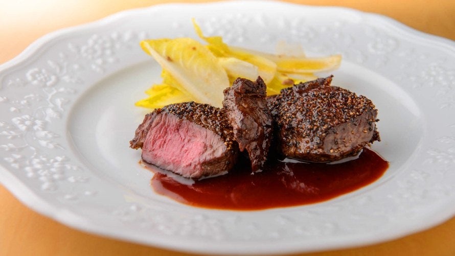 白糠産「エゾ鹿モモの肉の薪火焼き中富良野産アンディーヴと共に」