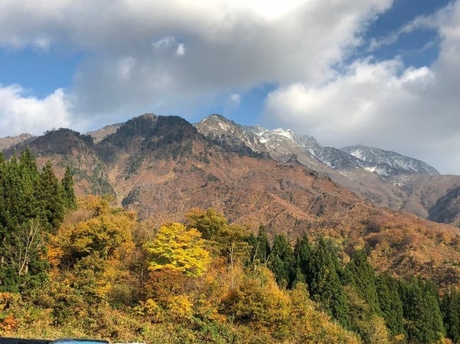 霊峰八海山の初冠雪と紅葉