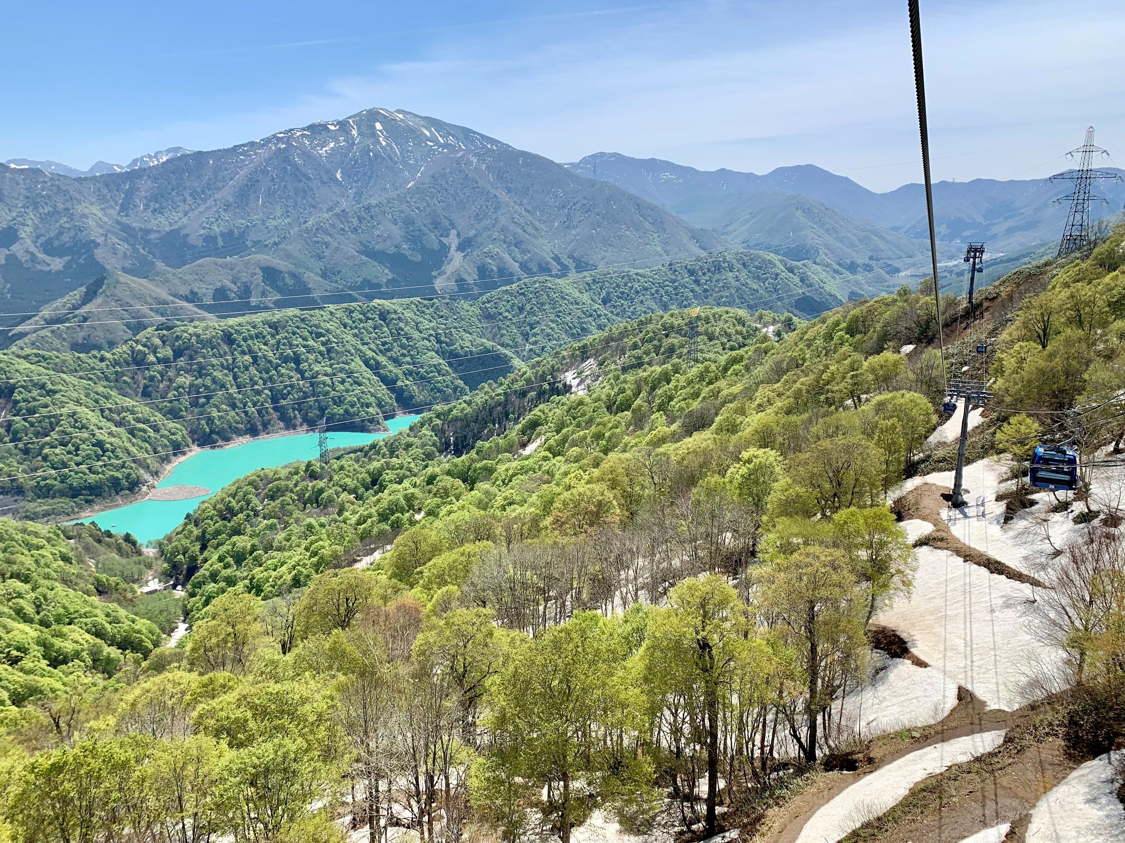 「残雪」と「新緑」そして「エメラルドグリーンに輝く湖」「雄大な平標山」とのコラボレーション