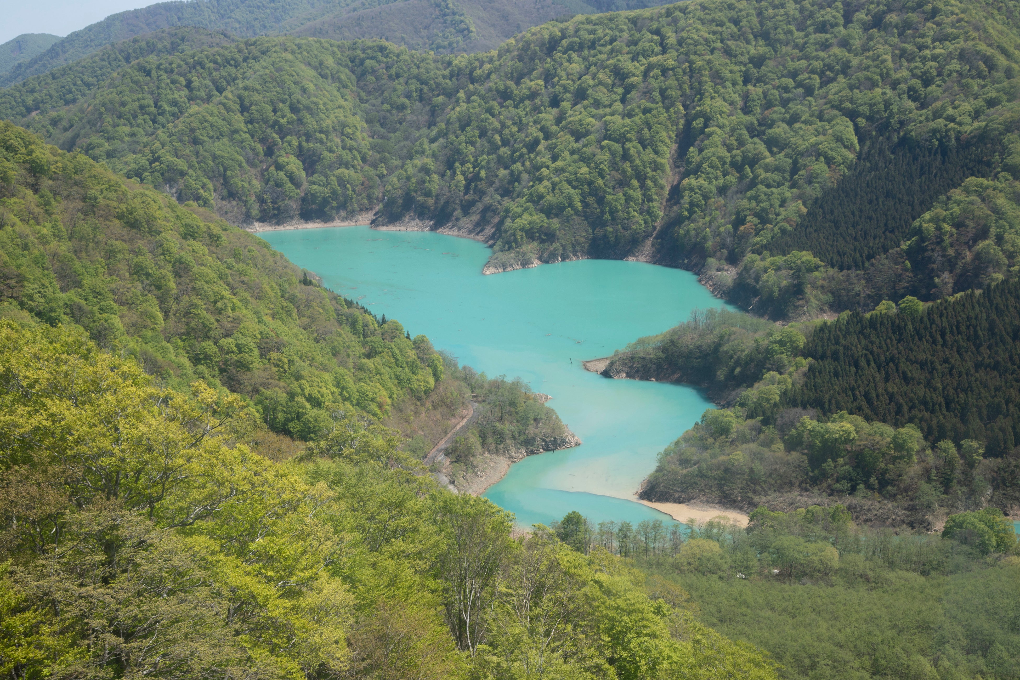 エメラルドグリーンに輝く二居湖(ふたいこ)
