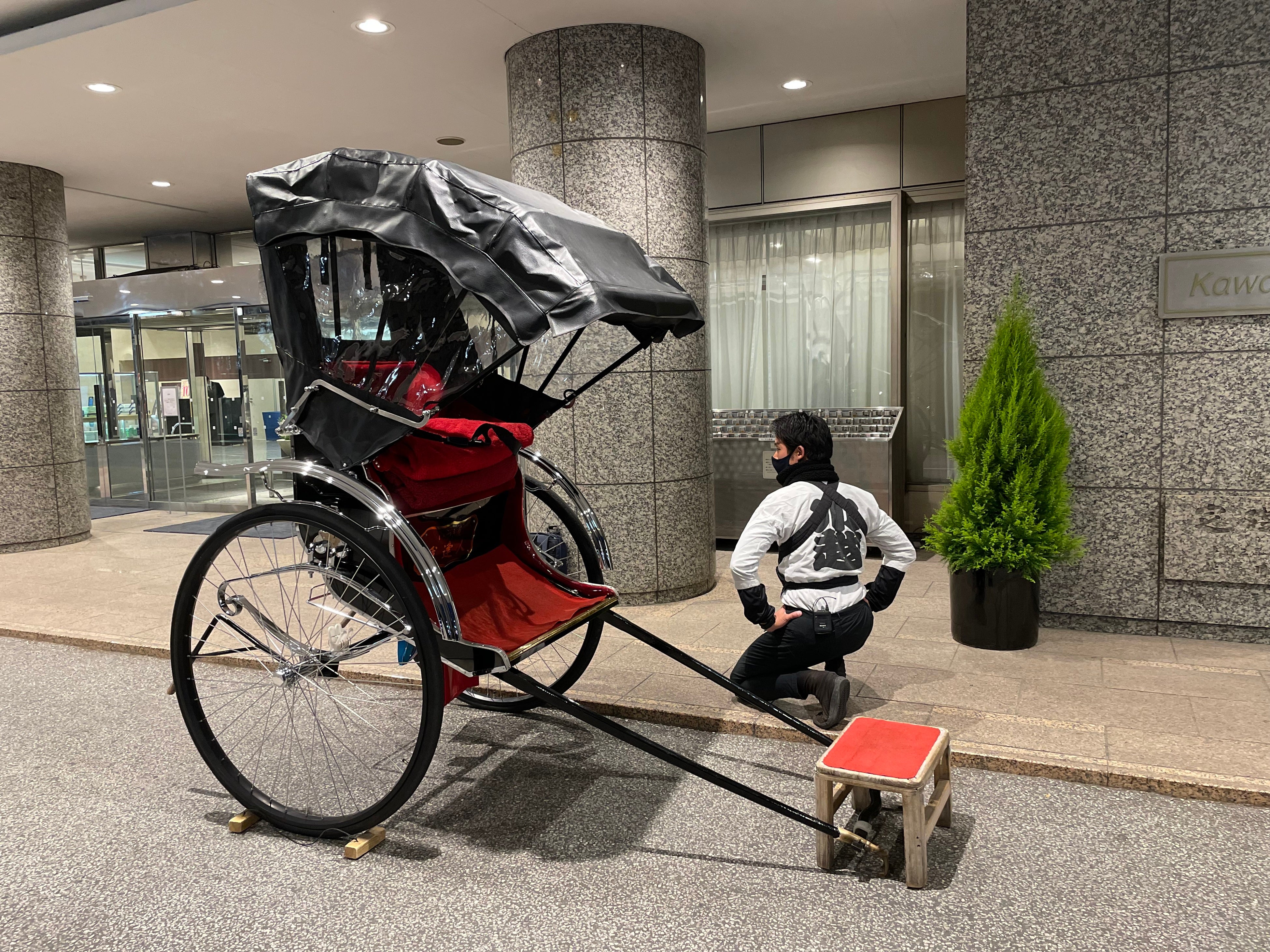 ホテル正面玄関にお迎え 人力車