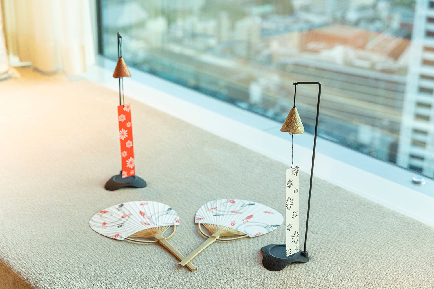 風鈴と和柄うちわ イメージ