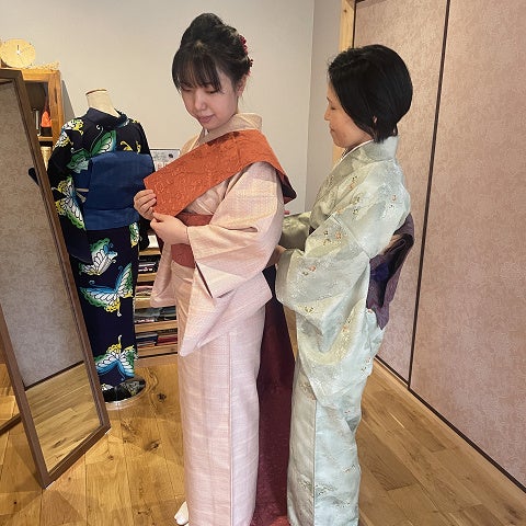 母から娘、娘から母へ想いを込めて帯と絆を結ぶ