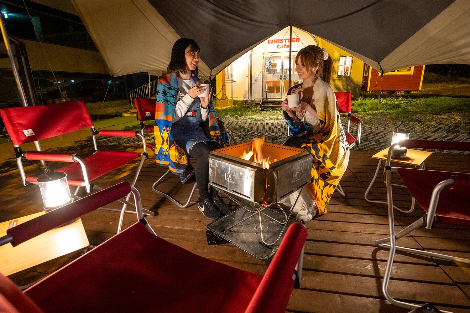 たき火を囲いながらプライベートデッキでのんびりと