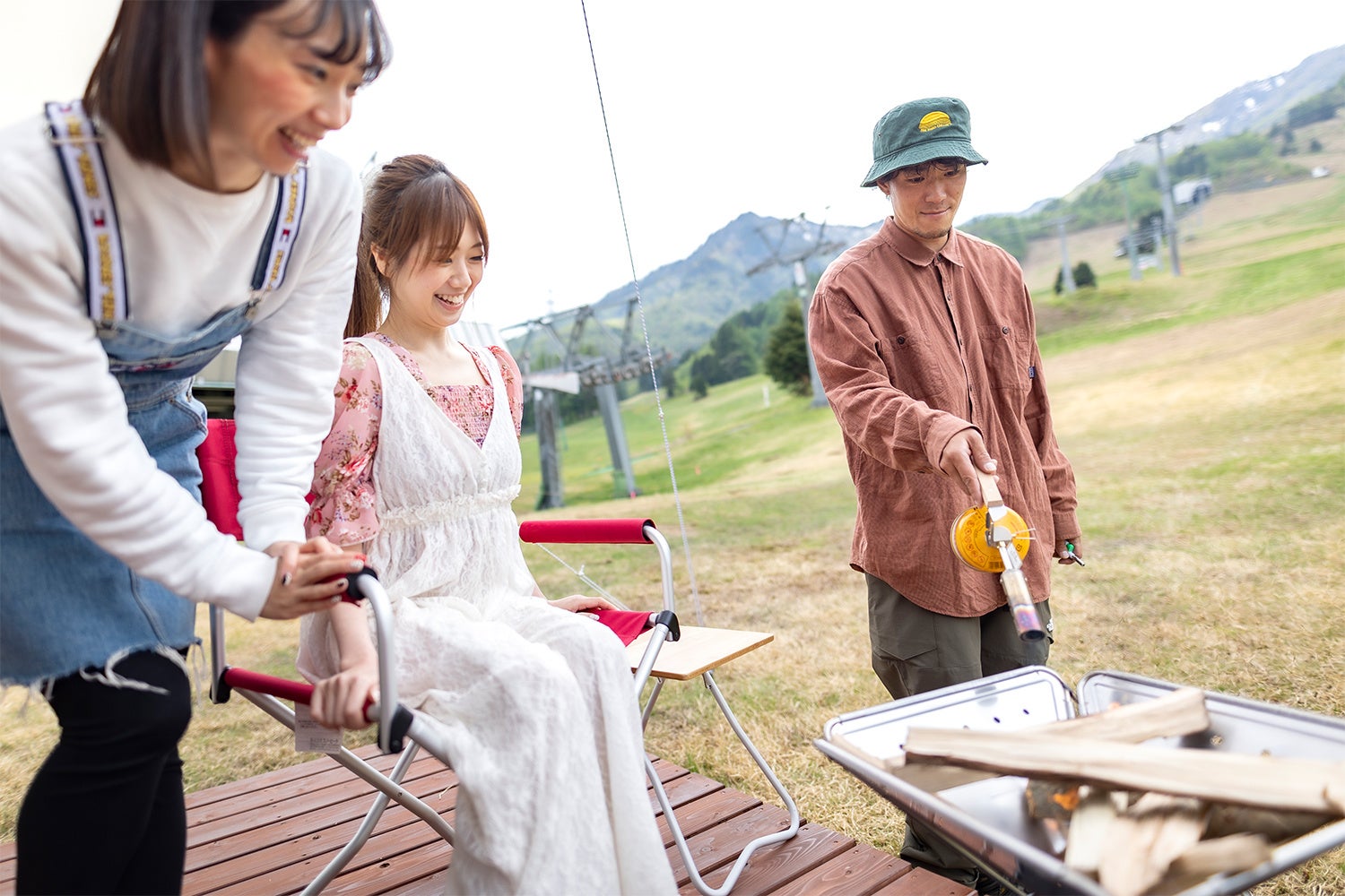 スタッフがたき火を管理します