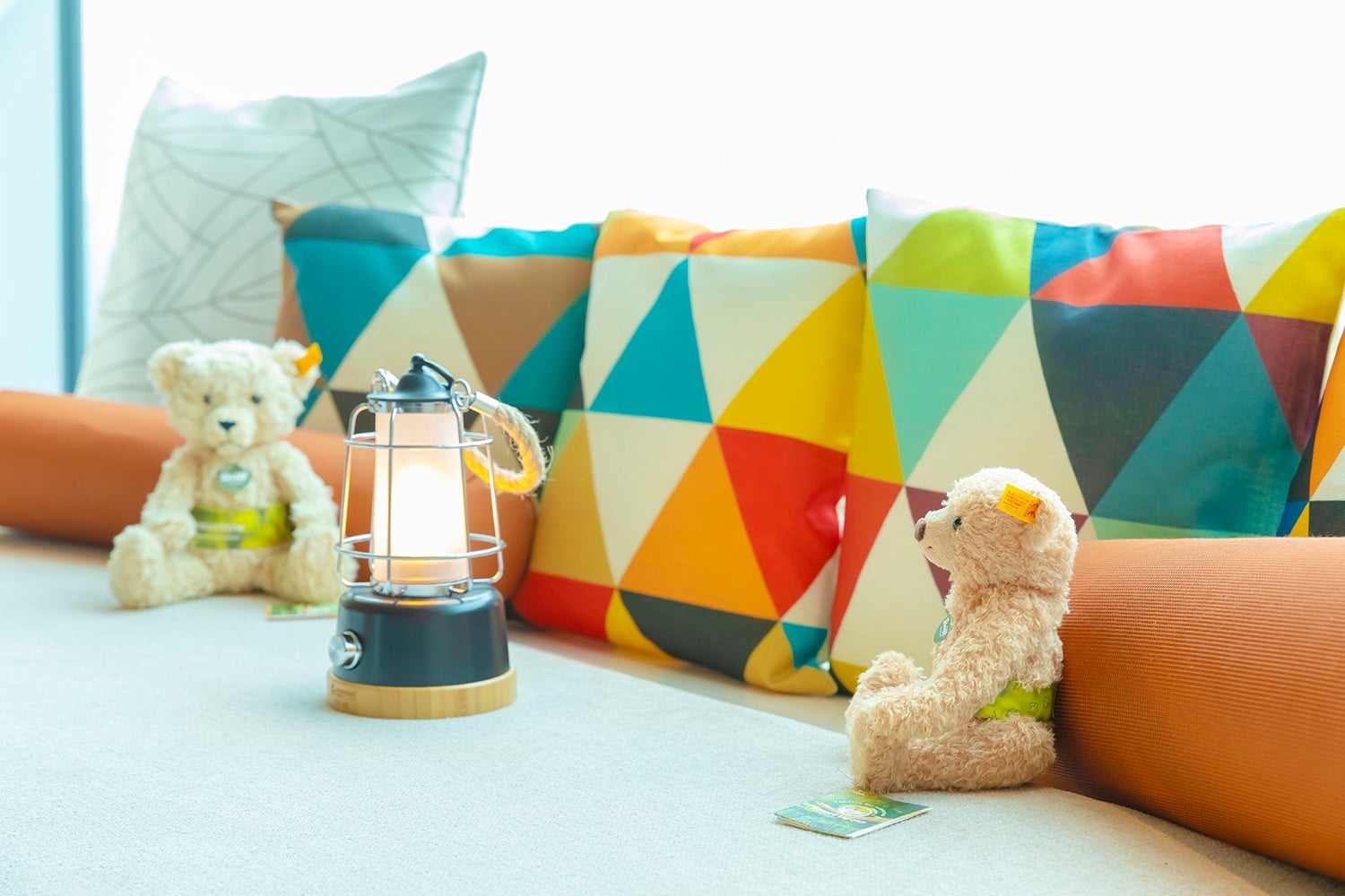 グランピングをイメージしたランタンとカラフルなクッション 