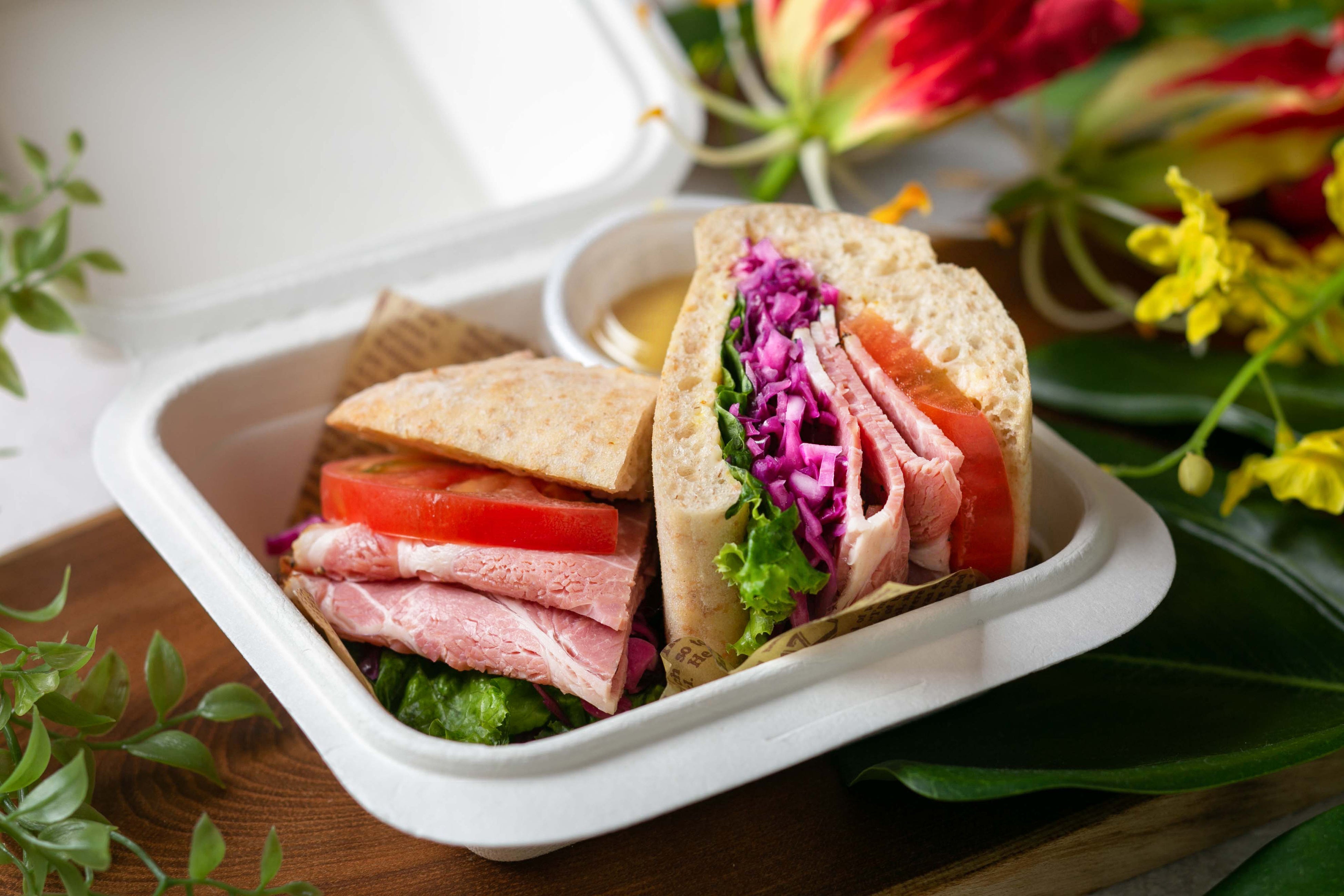 ハワイアンサンドウィッチ（パストラミ＆トマト）