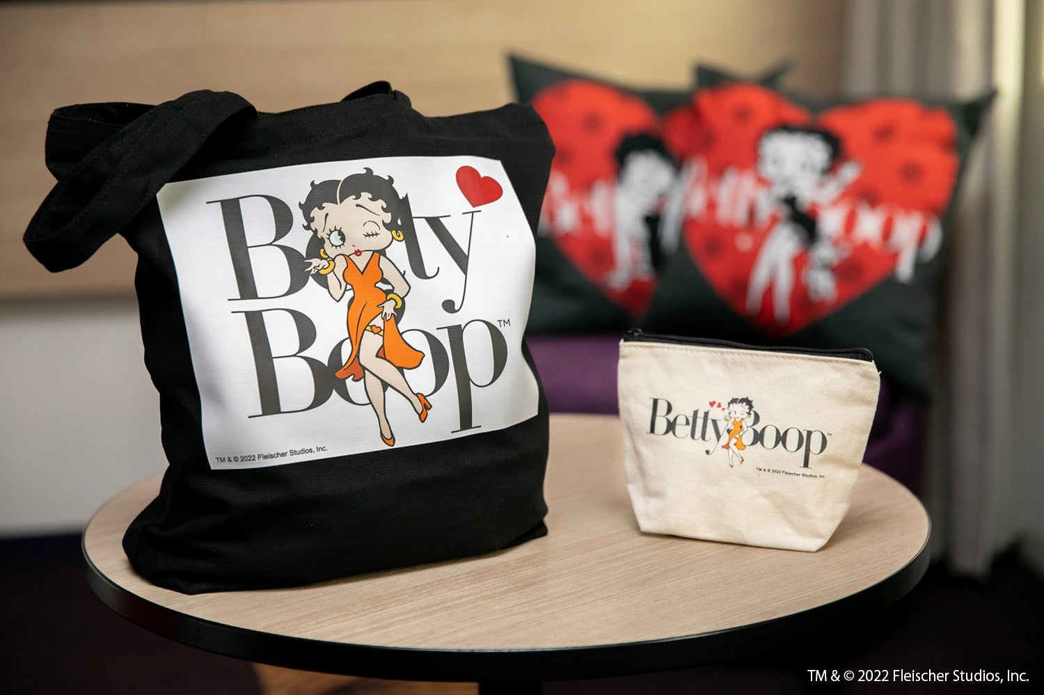 描き下ろしイラストを使った、オリジナルのトートバッグ、 ミニポーチ(イメージ)